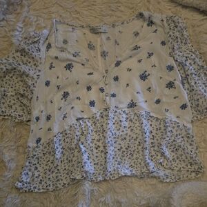 Arizona Jean Company Blue Floral Blouse